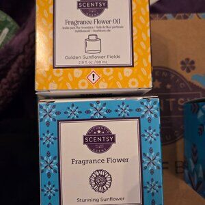 Scentsy Fragrance Flower in the "Golden Sunflower Fields" scent. Retired New
